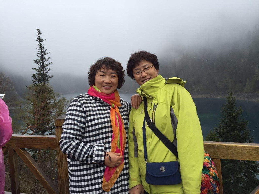 艳丽姊妹见证自然美景探险之旅的震撼时刻
