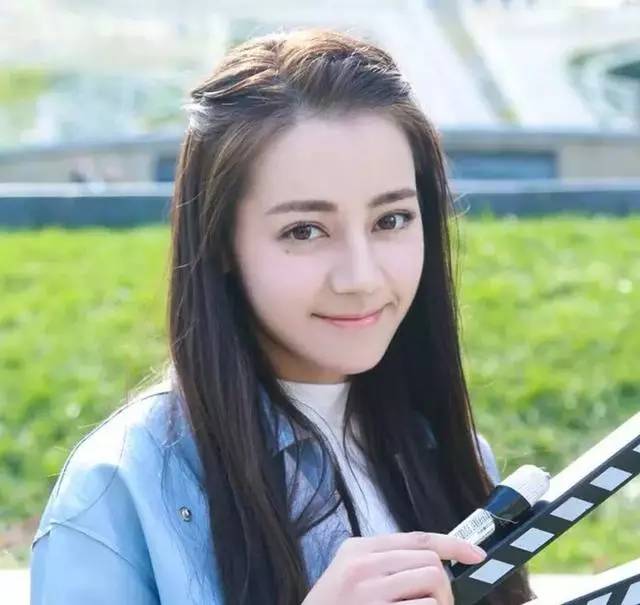 迪丽热巴最新发型，变化之美，自信闪耀
