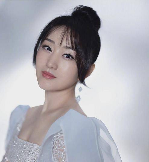 杨钰莹，小巷深处的独特音符与美食秘境探索