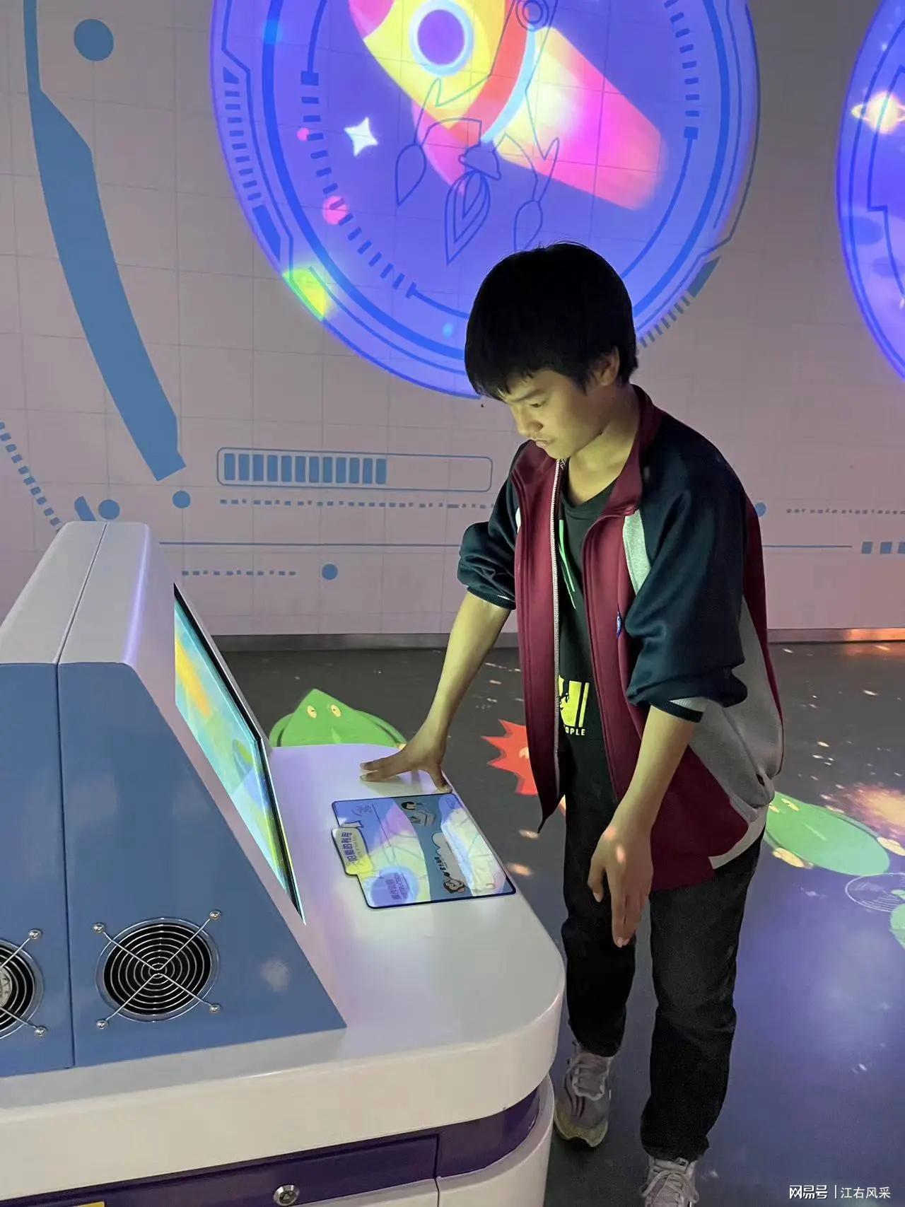 小明探索科技前沿，领略最新首页时代风采